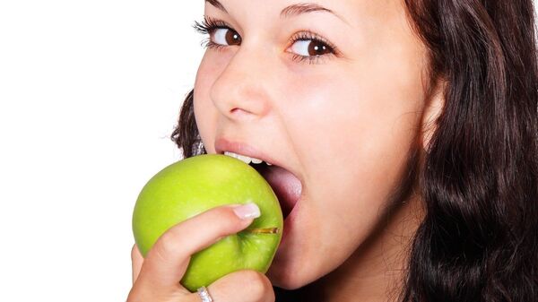 Woman eating apple - Sputnik International