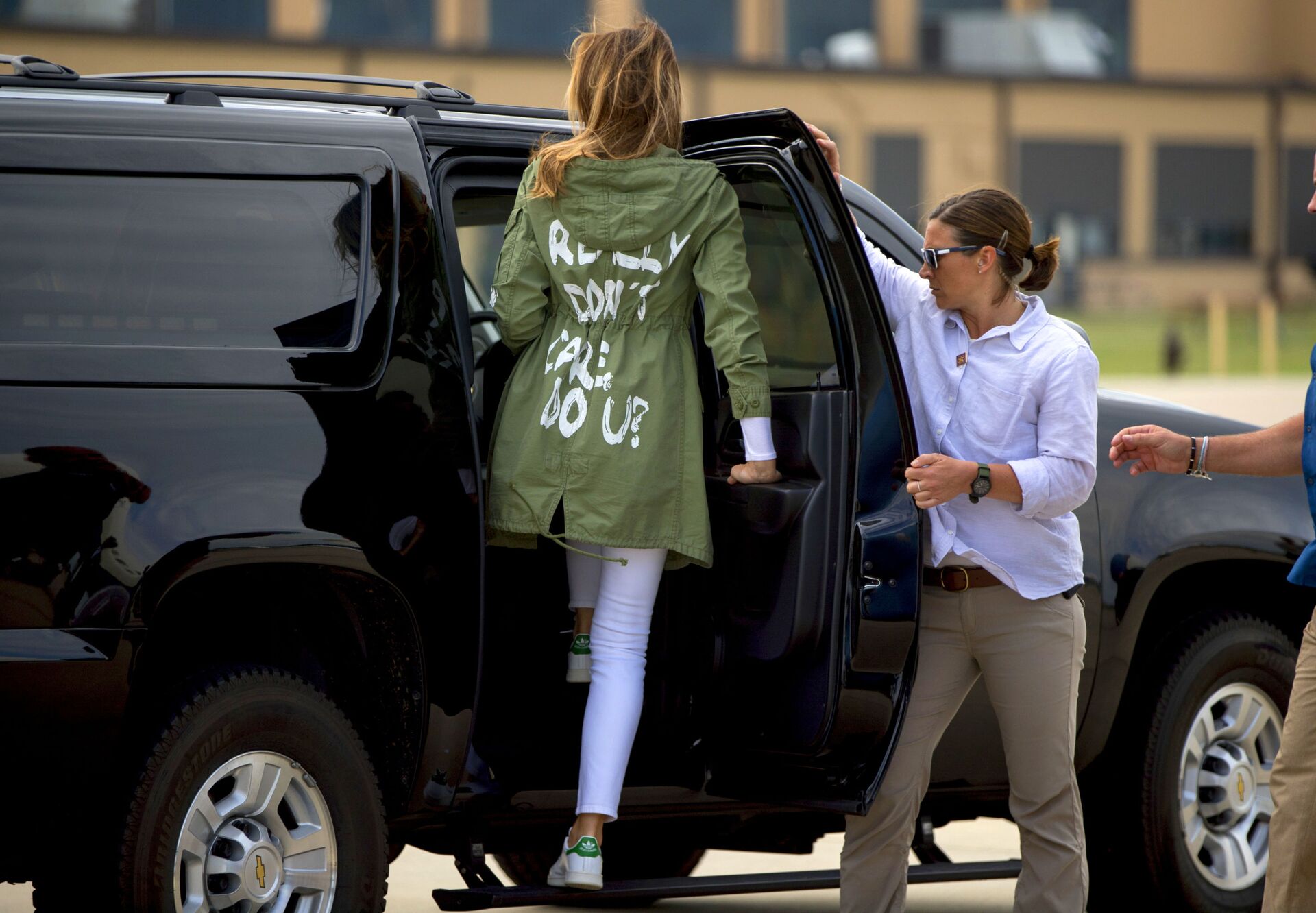 Melania Trump arrives at Andrews Air Force Base, Md. wearing a Zara jacket that reads, I don't really care. Do U?, - Sputnik International, 1920, 07.09.2021
