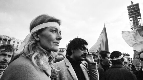 Tariq Ali and Vanessa Redgrave demonstrating against the Vietnam War in March 1968 - Sputnik International