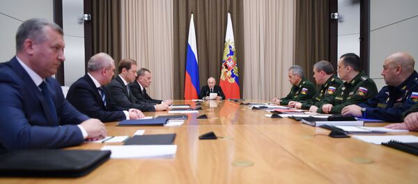 Russian President Vladimir Putin meets with the defenсe ministry leadership, heads of federal agencies and defenсe industry enterprises at the Bocharov Ruchei residence in the resort city of Sochi, Russia. - Sputnik International