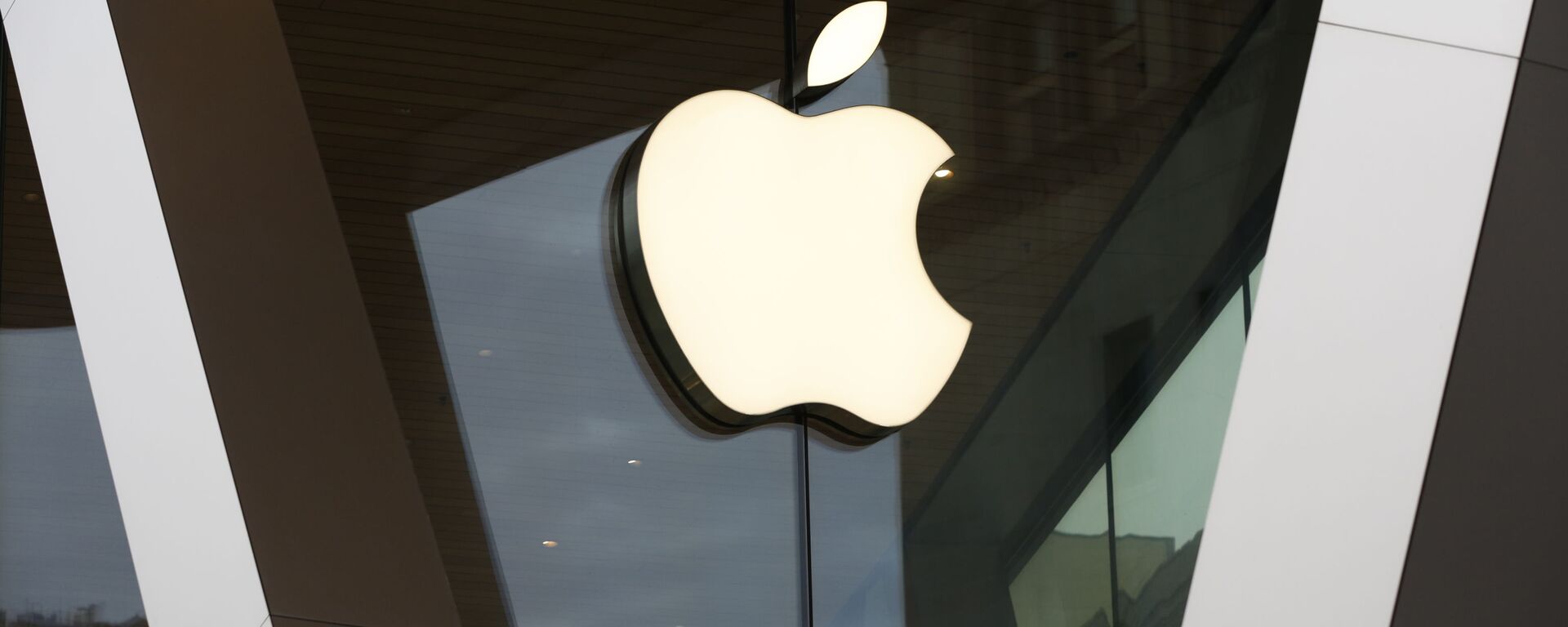 This Saturday, March 14, 2020 file photo shows an Apple logo on the facade of the downtown Brooklyn Apple store in New York. On Tuesday, Nov. 10, 2020 - Sputnik International, 1920, 25.12.2021