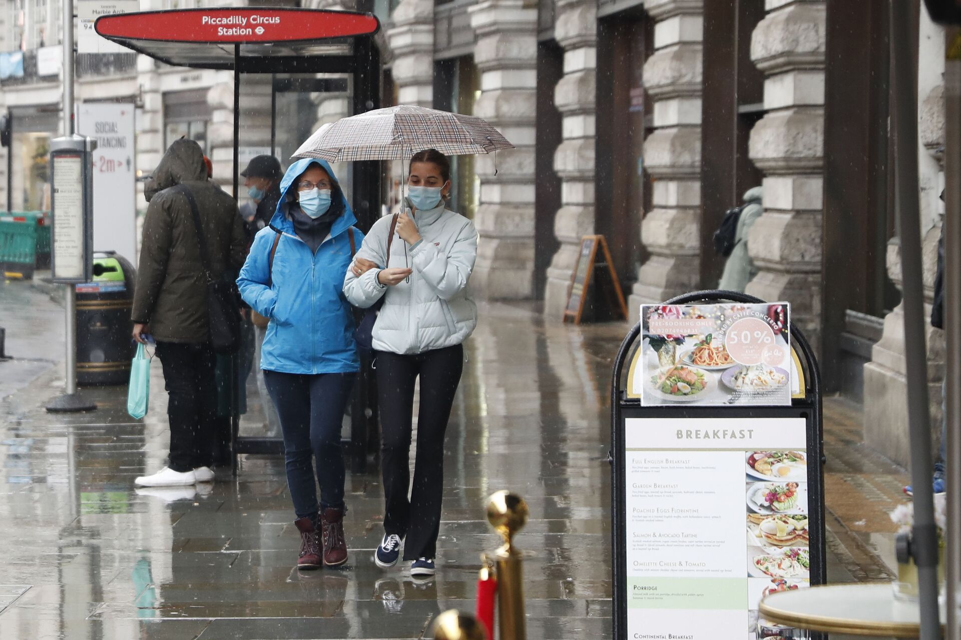 People wearing masks to help prevent the spread of the coronavirus walk along Regent Street in London, Thursday, Oct. 29, 2020. Around 100,000 people are catching the coronavirus every day in England, according to the latest Imperial College London study.  - Sputnik International, 1920, 22.10.2021