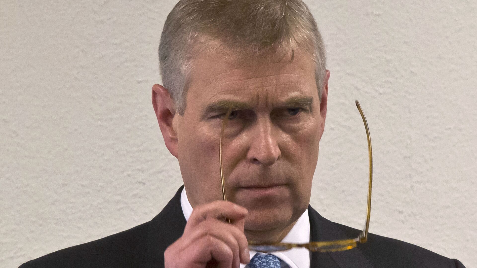 In this file photo dated Thursday, Jan. 22, 2015, Britain's Prince Andrew, puts on his glasses prior to his speech to business leaders during a reception at the sideline of the World Economic Forum in Davos. Britain's Prince Andrew said Wednesday Nov. 20, 2019 - Sputnik International, 1920, 21.02.2021