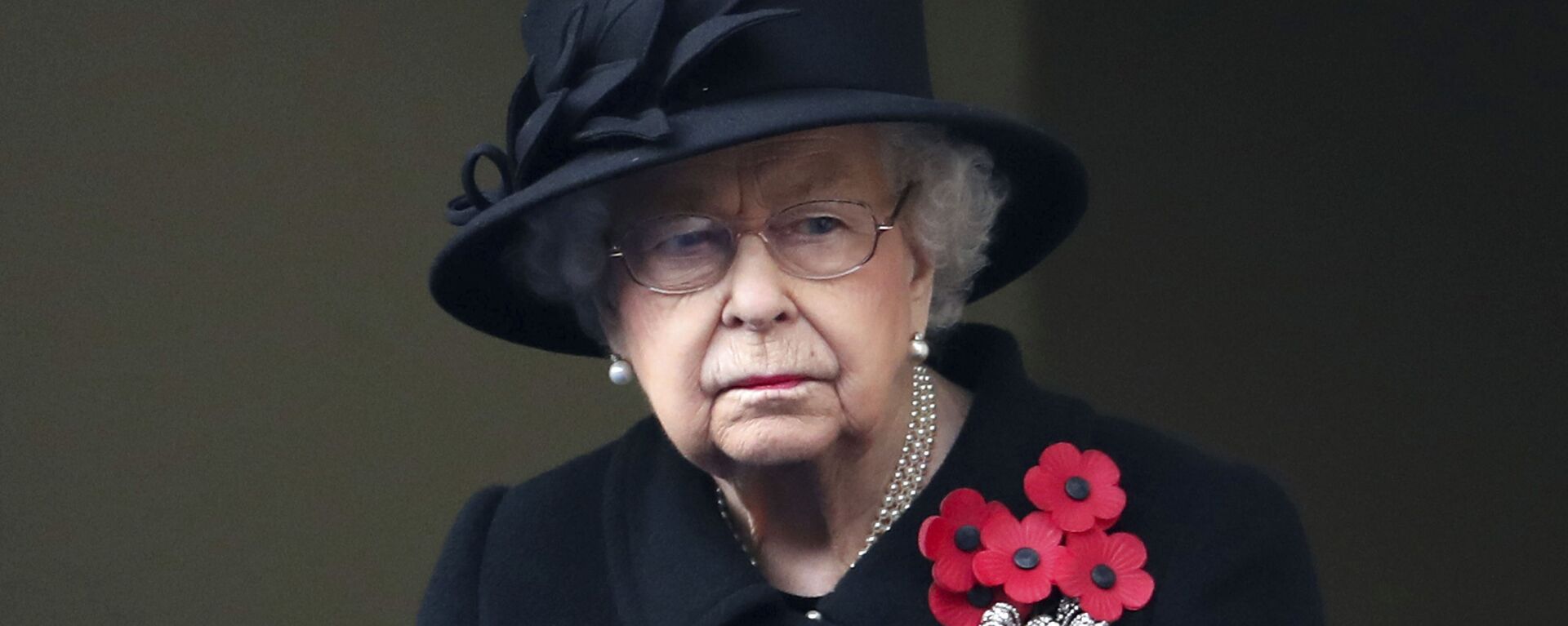 Britain's Queen Elizabeth II looks on from the balcony of the Foreign Office, during the Remembrance Sunday service at the Cenotaph, in Whitehall, London, Sunday Nov. 8, 2020 - Sputnik International, 1920, 15.11.2021