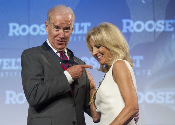Vice-president Joe Biden points to his wife Jill after receiving the Roosevelt Institute's Freedom Medal, the institute's highest honour, during a dinner in Washington, Thursday, 10 July 2014. - Sputnik International