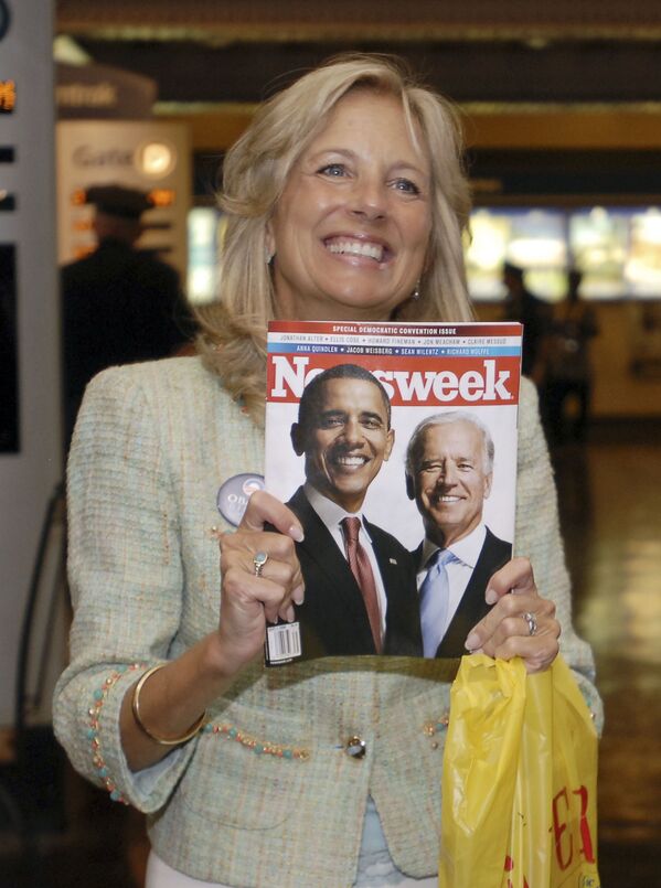 Jill Biden, wife of Delaware senator Joe Biden, the vice-presidential half of the soon-to-be-official Democrat ticket, holds up a news magazine to show her husband when they made a surprise appearance Monday 25 August 2008 at the Amtrak railway station in Wilmington, Delaware. - Sputnik International