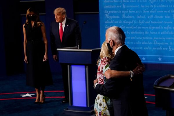 Democrat presidential candidate, former vice-president Joe Biden hugs wife Jill while US President Donald Trump stands with first lady Melania after the second and final presidential debate at the Curb Event Center at Belmont University in Nashville, Tennessee, US, 22 October 2020.  - Sputnik International