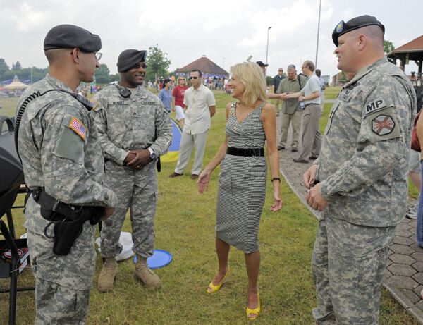 Jill Biden, wife of vice-president Joe Biden, talks with soldiers during the celebrations on Independence Day at Kessler field, a US Army Garrison, in Schweinfurt, southern Germany, on Saturday, 4 July 2009.  - Sputnik International