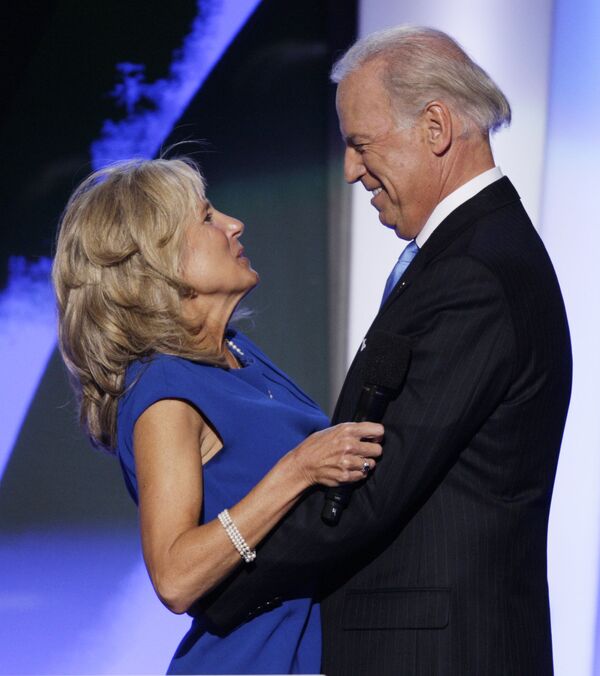 Democrat vice-presidential nominee Delaware senator Joe Biden is hugged by wife, Jill, after speaking at the Democrat National Convention in Denver, Colorado, Wednesday, 27 August 2008. - Sputnik International