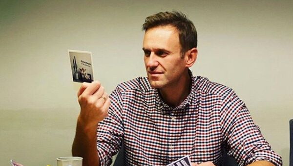Russian opposition politician Alexei Navalny reads cards and letters from his supporters in an unknown location, in this undated image obtained from social media October 18, 2020 - Sputnik International