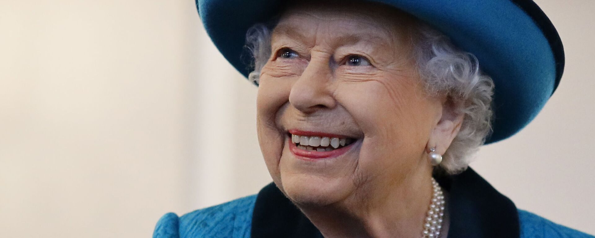 Britain's Queen Elizabeth II visits the new headquarters of the Royal Philatelic society in London on November 26, 2019 - Sputnik International, 1920, 12.11.2020