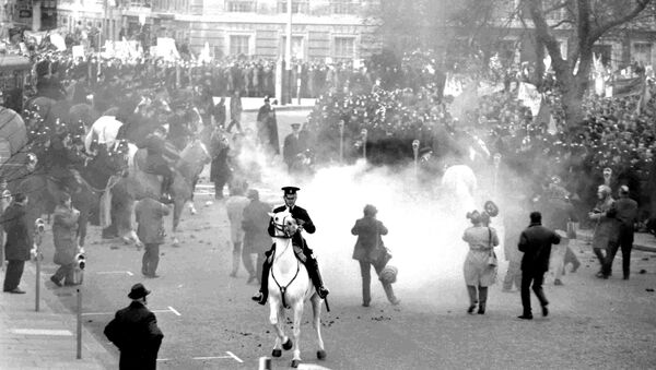 Police and demonstrators clash near the US Embassy in London in 1968 - Sputnik International