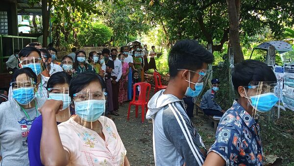 People wearing protective gear line up to vote at a polling station during the general election in Taungup, Rakhine State, Myanmar, November 8, 2020. Picture taken November 8, 2020 - Sputnik International