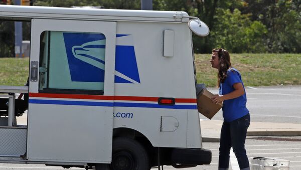 A postal worker loads a delivery vehicle at the United States Post Office in Cranberry Township, Pennsylvania, 19 August 2020 - Sputnik International
