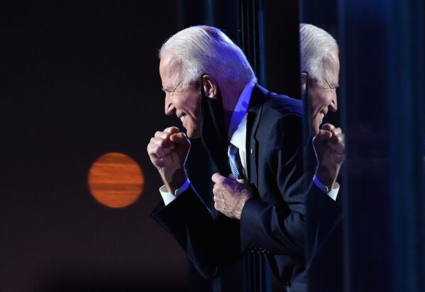 The US presidential candidate for the Democrats, Joe Biden, gestures to the crowd after he delivered remarks in Wilmington, Delaware, on 7 November 2020. - Sputnik International