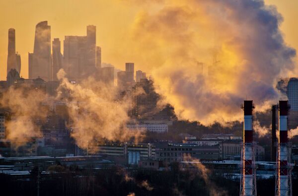 Smoke from power-plant pipes rises into the sky as the Moscow City district is seen in the background.  - Sputnik International