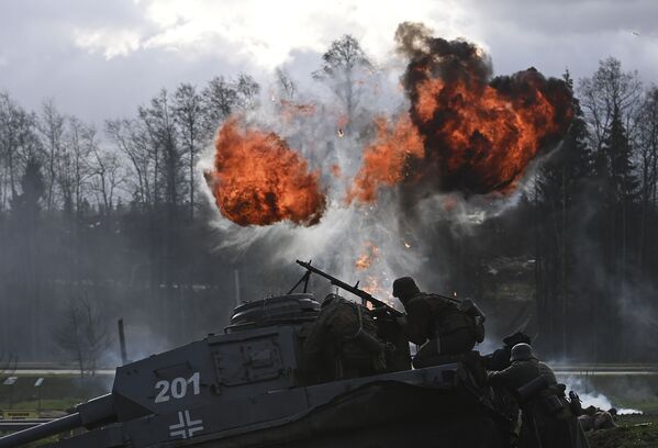Men take part in a re-enactment of 1941's Battle of Moscow at the 'Road of Memory' museum complex in the Moscow region on 7 November 2020. - Sputnik International