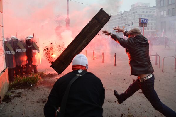 Participants of a nationalist march clash with police in Warsaw on Poland's Independence Day, 11 November 2020. - Sputnik International