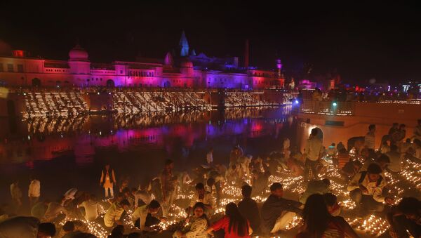 Devotees light earthen lamps on the banks of the River Sarayu as part of Diwali celebrations in Ayodhya, India, India, Tuesday, Nov. 6, 2018 - Sputnik International