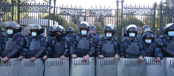 Law enforcement officers stand guard in front of the building of the National Assembly during an opposition rally to demand the resignation of Armenian Prime Minister Nikol Pashinyan following the signing of a deal to end the military conflict over the Nagorno-Karabakh region, in Yerevan, Armenia November 11, 2020 - Sputnik International