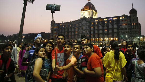 In this photo dated Saturday, 5 December 2015, Indian students take a selfie in front of the Taj Mahal hotel in Mumbai, India. - Sputnik International