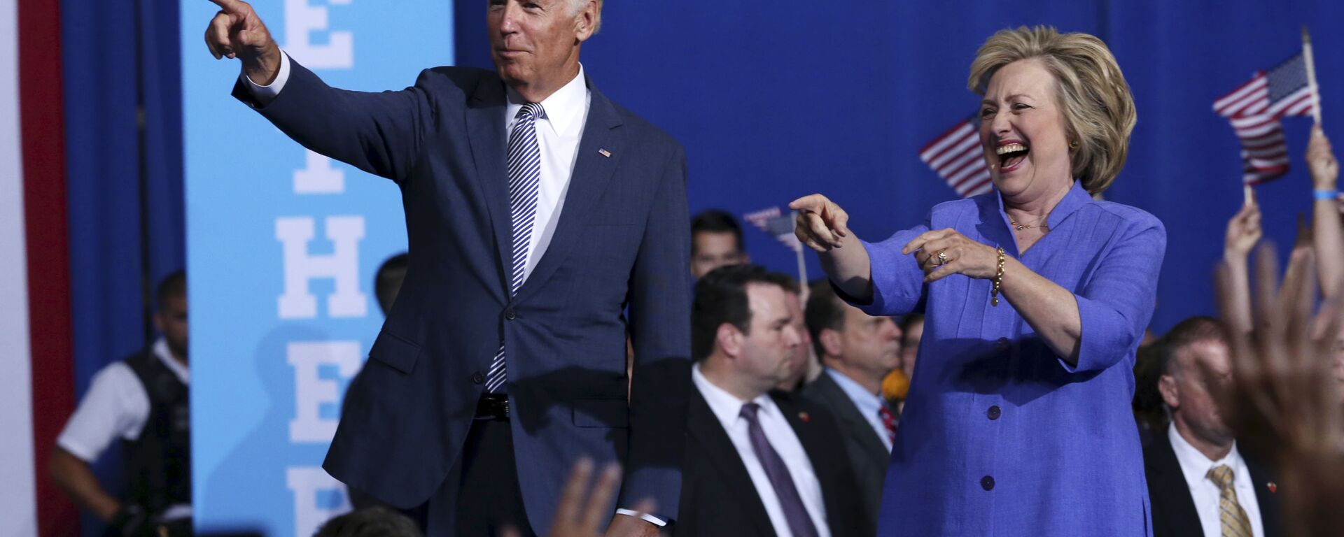 Democratic presidential candidate Hillary Clinton, right, and Vice President Joe Biden wave as they arrive at a campaign rally Monday, Aug. 15, 2016, in Scranton, Pa. - Sputnik International, 1920, 25.05.2022