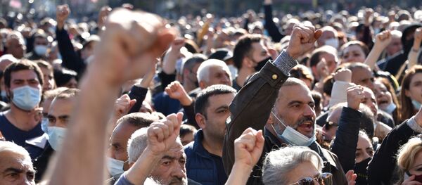 People protest during a rally against the country's agreement to end fighting with Azerbaijan over the disputed Nagorno-Karabakh region outside the government headquarters in Yerevan on November 11, 2020. - Sputnik International