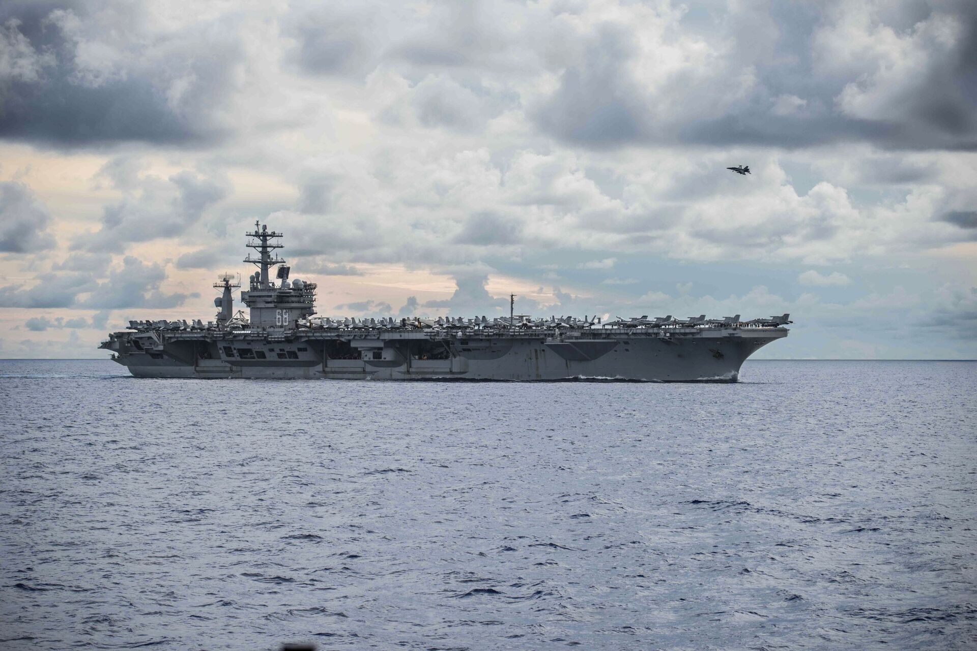 In this photo provided by U.S. Navy, USS Nimitz (CVN 68) steams alongside the Navy's only forward-deployed aircraft carrier USS Ronald Reagan (CVN 76, not in photo) in the South China Sea, Monday, July 6, 2020. - Sputnik International, 1920, 07.09.2021