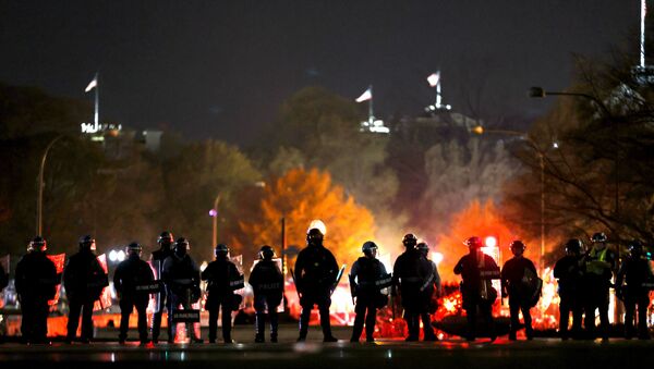 WASHINGTON, DC - NOVEMBER 14: Police officers stand in line as they monitor a protest following the “Million MAGA March” from Freedom Plaza to the Supreme Court, on November 14, 2020 in Washington, DC. - Sputnik International