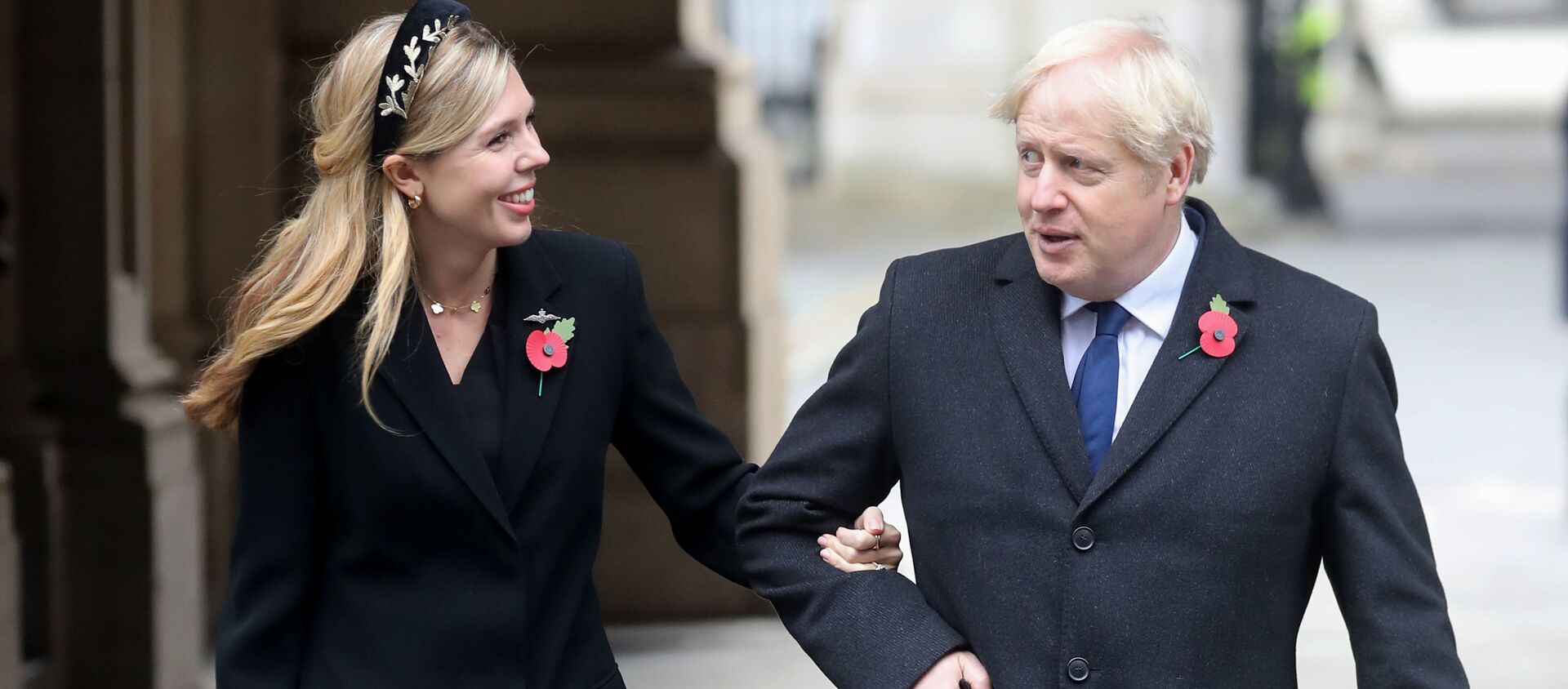 Britain's Prime Minister Boris Johnson (R) and his parter Carrie Symonds (L) meet veterans at the Remembrance Sunday ceremony at the Cenotaph on Whitehall in central London, on November 8, 2020 - Sputnik International, 1920, 15.11.2020