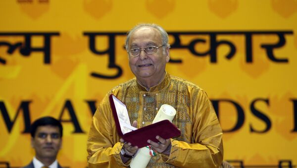 Soumitra Chatterjee poses after receiveing the The Best Actor award  from Indian President Pratibha Patil at the 54th National Film Awards Function in New Delhi on  September 2, 2007.  - Sputnik International