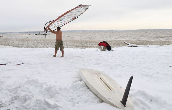 Russian-Style Windsurfing in Freezing Cold Siberia - Sputnik International
