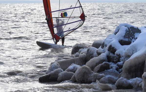 Russian-Style Windsurfing in Freezing Cold Siberia - Sputnik International
