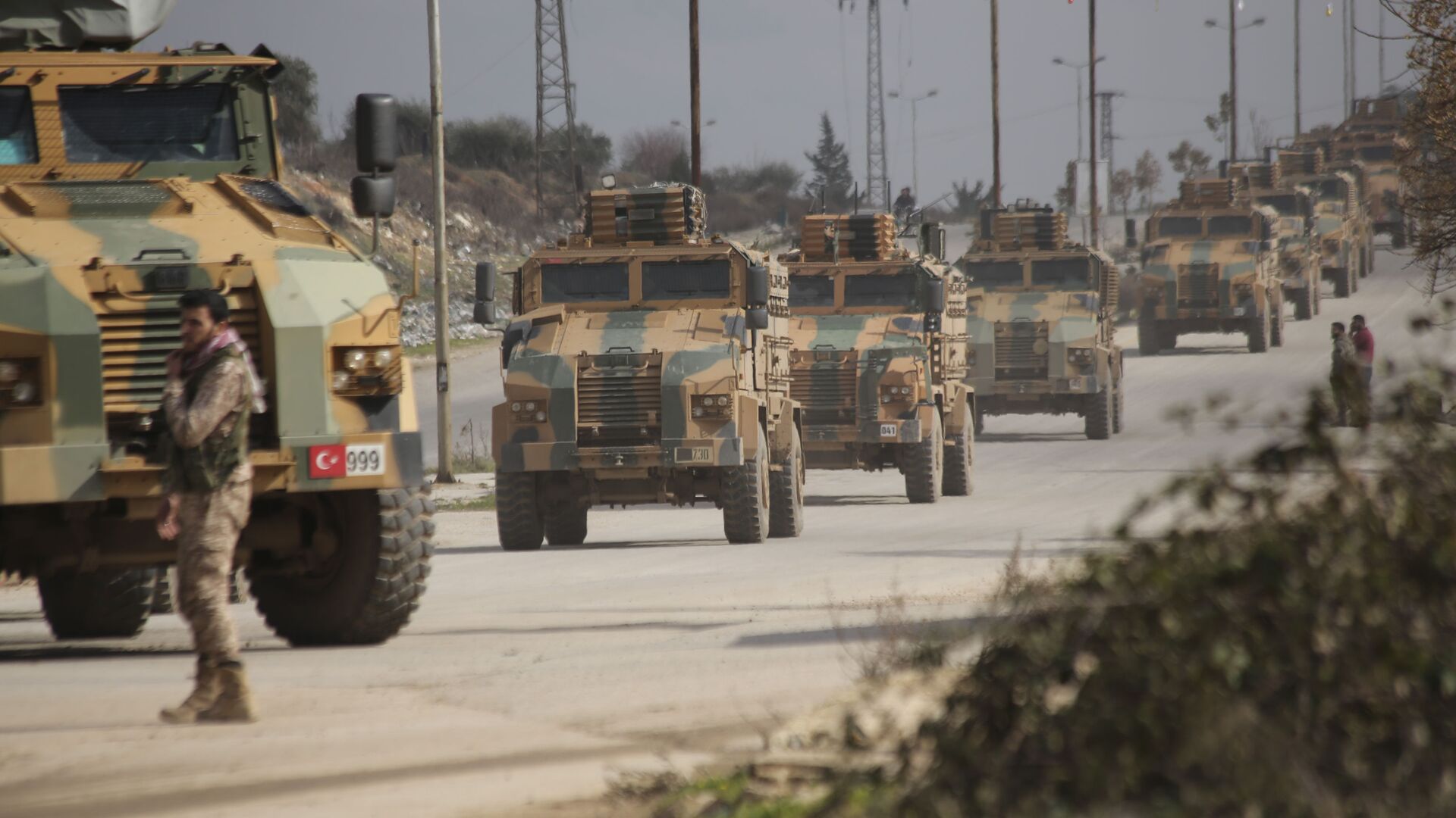 Turkish military convoy drives in Idlib province, Syria, Saturday, Feb. 22, 2020 - Sputnik International, 1920, 24.11.2022