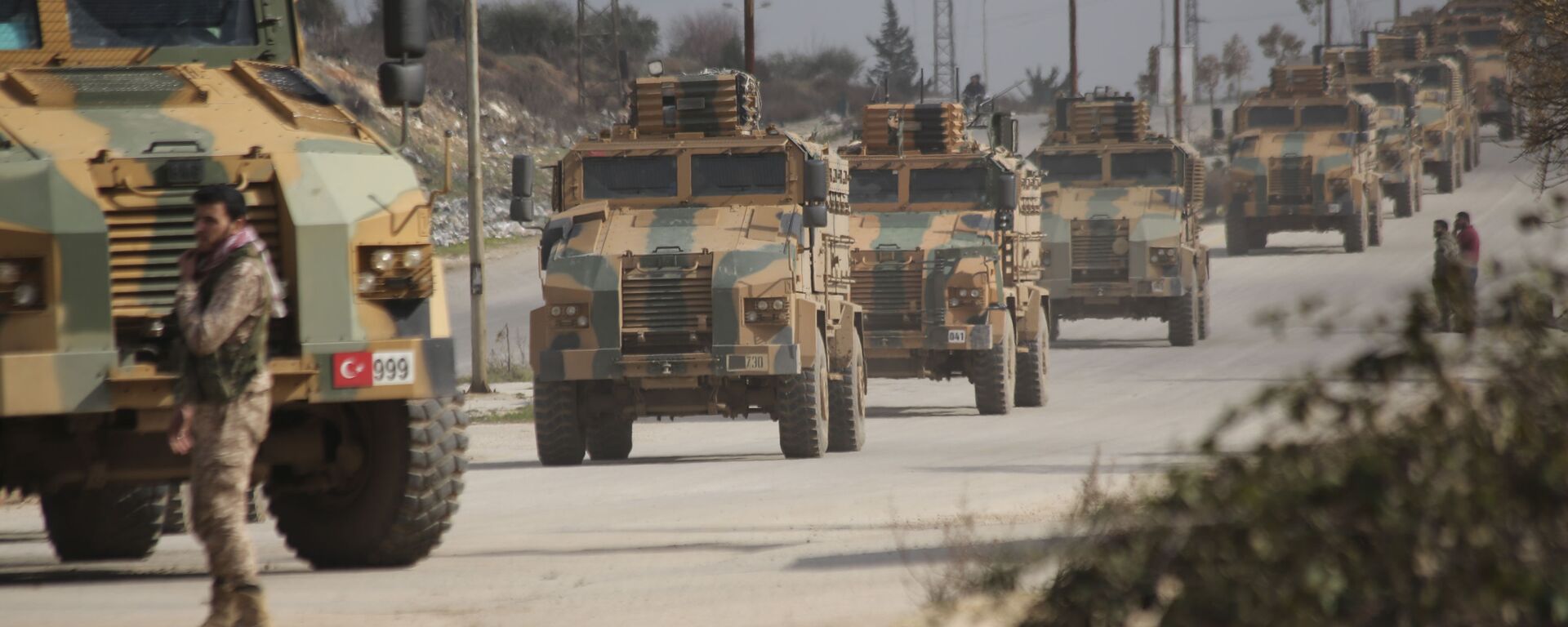 Turkish military convoy drives in Idlib province, Syria, Saturday, Feb. 22, 2020 - Sputnik International, 1920, 08.03.2021