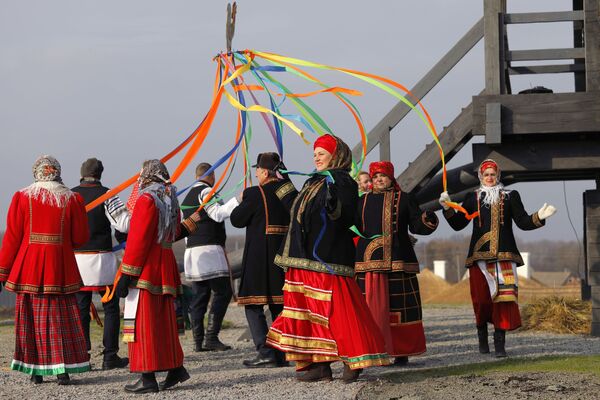 People take part in the opening of the Slobozhanschina ethno village in the Belgorod Region. - Sputnik International