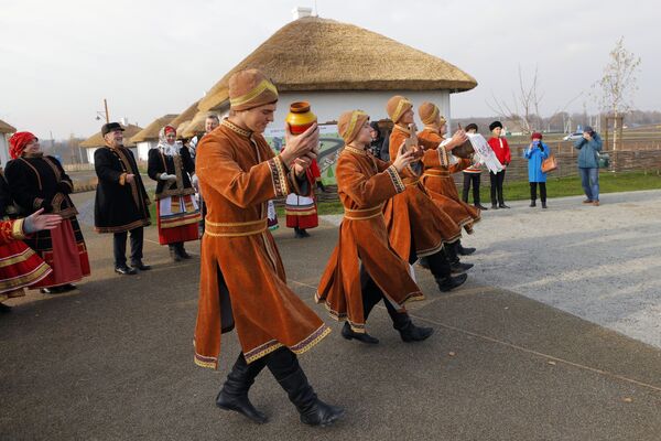 Young men perform during the opening of the Slobozhanschina historical and cultural complex in the Belgorod Region.  - Sputnik International