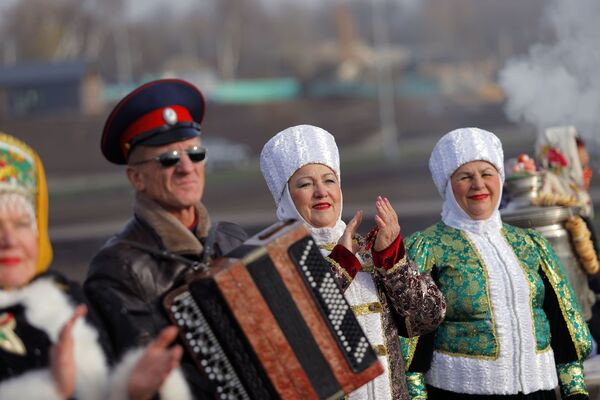 People react during a ceremony marking the opening of the Slobozhanschina historical and cultural complex in the Belgorod Region.  - Sputnik International