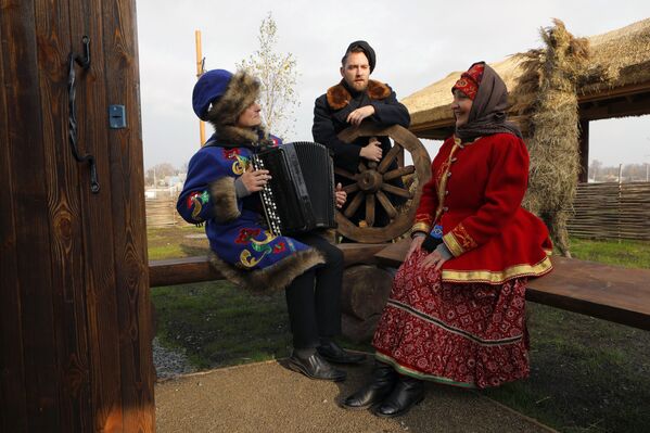Enjoying music at the opening of the Slobozhanschina historical and cultural complex in the Belgorod Region on 14 November 2020.  - Sputnik International
