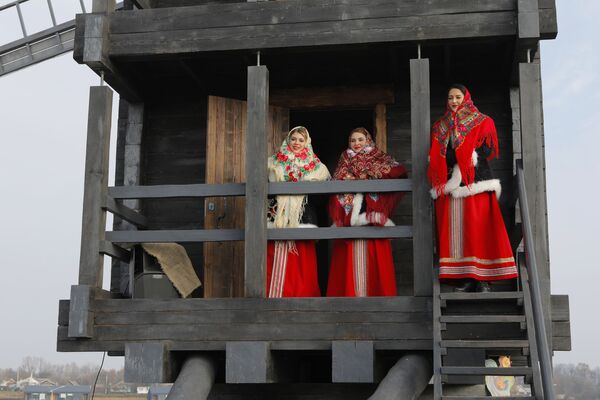 Women dressed in historical costumes take in the opening of the Slobozhanschina historical and cultural complex in the Belgorod Region. - Sputnik International