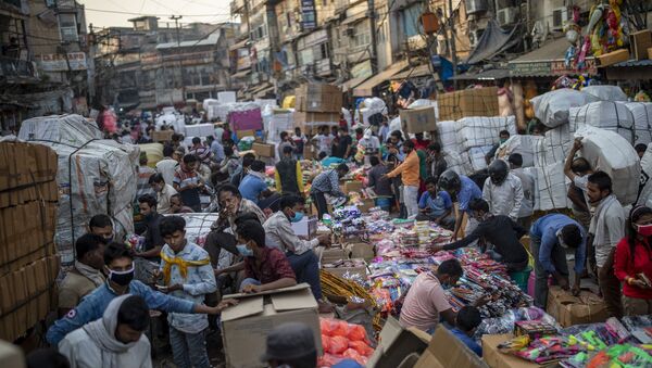 Indians crowd a wholesale market ahead of the Hindu festival of Dussehra in New Delhi, India, Saturday, Oct. 24, 2020. - Sputnik International