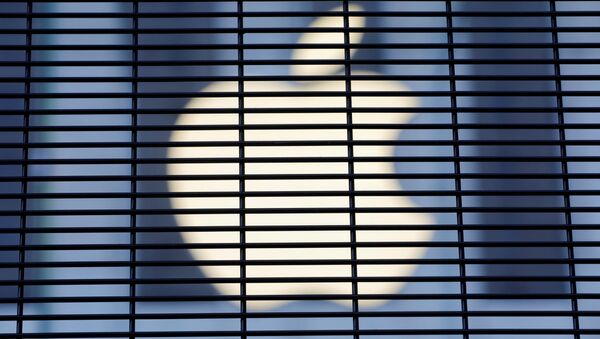 The Apple logo is seen through a security fence erected around the Apple Fifth Avenue store - Sputnik International