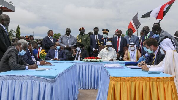 The head of Sudan's sovereign council, Gen. Abdel-Fattah Burhan, seated center-left, President of South Sudan Salva Kiir, seated center, and President of Chad Idriss Deby, seated center-right, attend a ceremony to sign a peace deal between Sudan's transitional authorities and a rebel alliance, in Juba, South Sudan, Saturday, Oct. 3, 2020. - Sputnik International