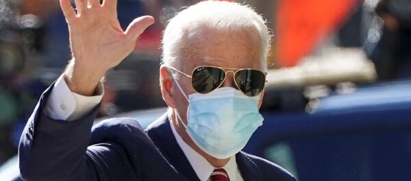 U.S. President-elect Joe Biden waves as he arrives to receive a briefing on the economy with his economic advisers in Wilmington, Delaware, U.S., November 16, 2020. - Sputnik International