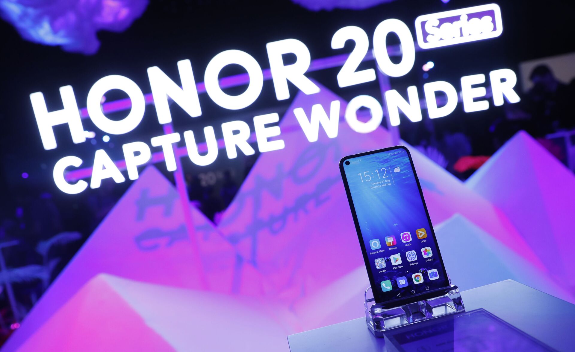 Members of the invited audience of fans and media try out the new Honor 20 series of phones following their global launch in London, Tuesday, May 21, 2019 - Sputnik International, 1920, 07.09.2021