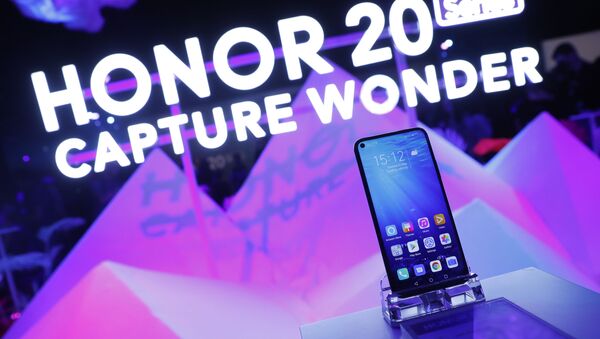 Members of the invited audience of fans and media try out the new Honor 20 series of phones following their global launch in London, Tuesday, May 21, 2019 - Sputnik International