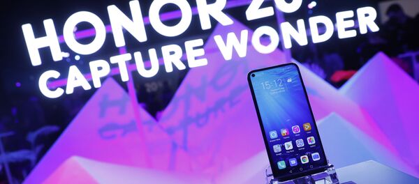 Members of the invited audience of fans and media try out the new Honor 20 series of phones following their global launch in London, Tuesday, May 21, 2019 - Sputnik International