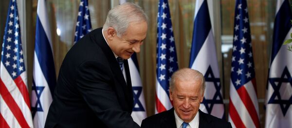 U.S. Vice President Biden prepares to sign the guest book at Netanyahu's residence in Jerusalem - Sputnik International