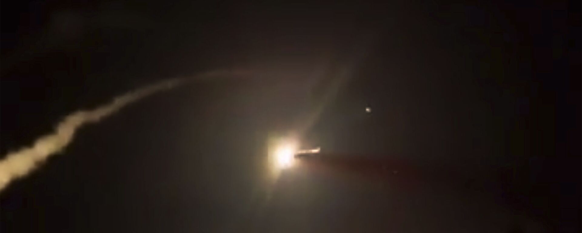 This frame grab from a video provided by the Syrian official news agency SANA shows missiles flying into the sky near Damascus, Syria, Tuesday, Dec. 25, 2018. Israeli warplanes flying over Lebanon fired missiles toward areas near the Syrian capital of Damascus late Tuesday, hitting an arms depot and wounding three soldiers, Syrian state media reported, saying that most of the missiles were shot down by air defense units. - Sputnik International, 1920, 28.04.2023