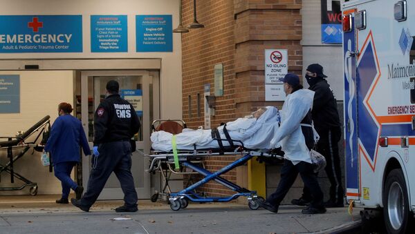 A patient arrives outside Maimonides Medical Center in Brooklyn, New York, US, November 17, 2020 - Sputnik International